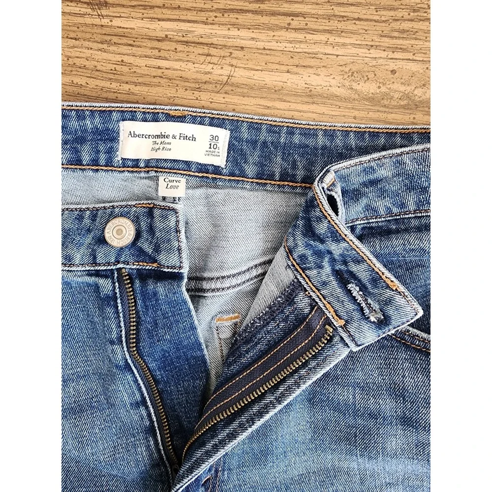 A&F Curve Love The Mom High Rise Size 10 Distressed 90s Casual Grunge Retro Chic